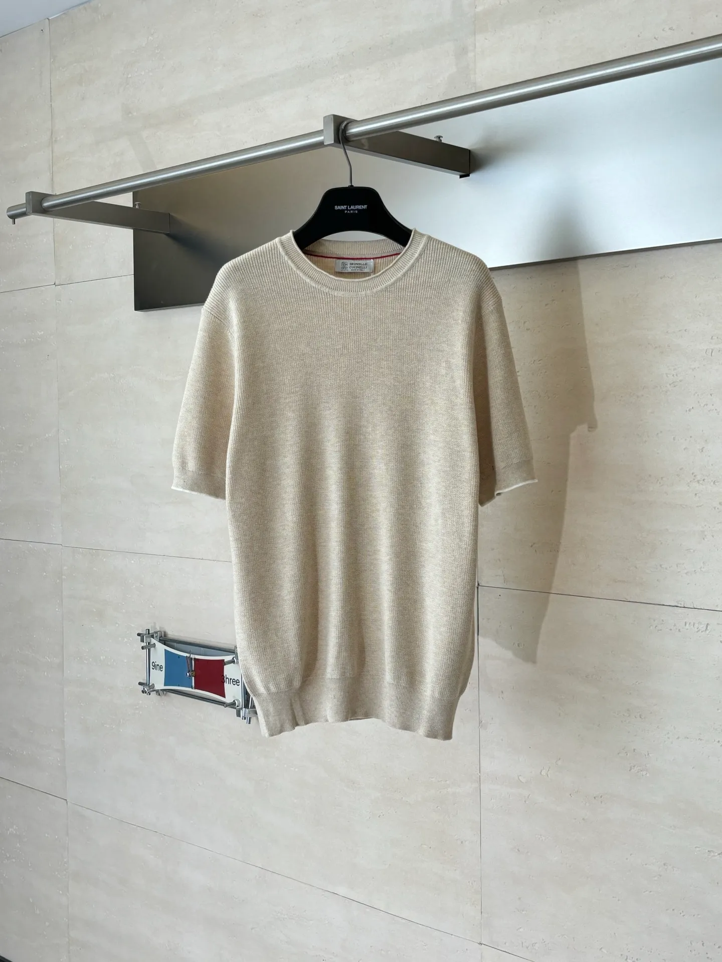 Brunello Cucinell Bc men's vertical pit strip round neck short-sleeved sweater uses vertical pit strip (rib) knitting technology, which has a strong texture, visually modifies the body shape, and improves the elasticity and breathability of the fabric. Size: S/M/L/XL